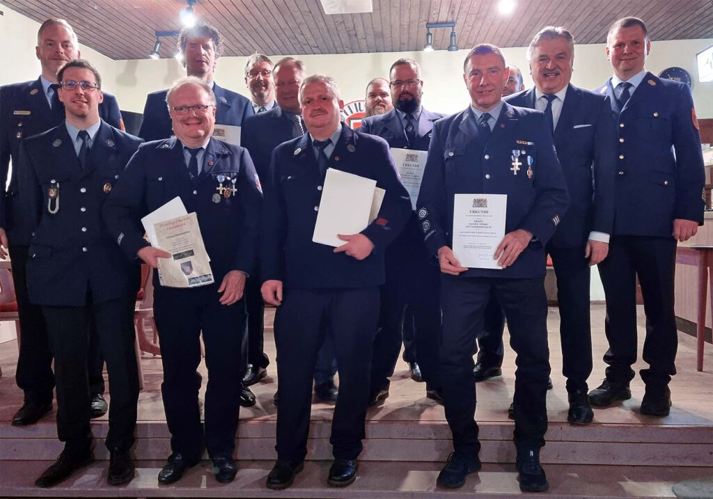 Das Foto zeigt die geehrten Aktiven sowie die Ehrengäste:
Vordere Reihe von links: Kommandant Markus Stumpf, Günter Körber, Matthias Schedewie und Daniel Nöske (alle drei 40 Jahre)
Hinten von links: Kreisbrandinspektor Yves Wächter, Rainer Angermann (40 Jahre), Vorsitzender Matthias Angermann, Bürgermeister Volker Schmiechen, 2. Vorsitzender Christian Hübner, Florian Gareis (25 Jahre), Kreisbrandmeister Alexander Reinsch, Landrat Klaus Peter Söllner und Kreisbrandrat Thomas Hoffmann